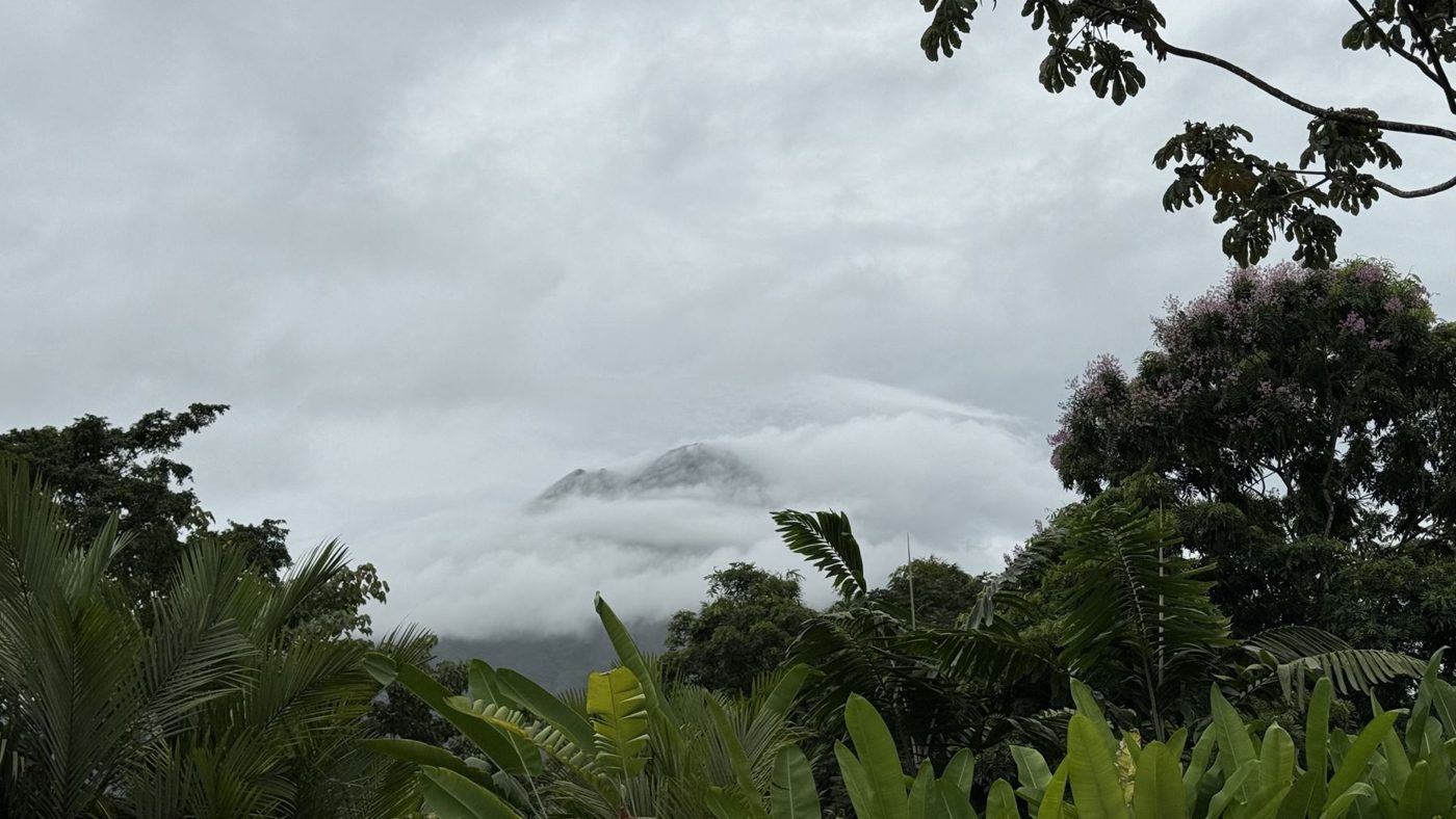 Vulcão Arenal entre nuvens