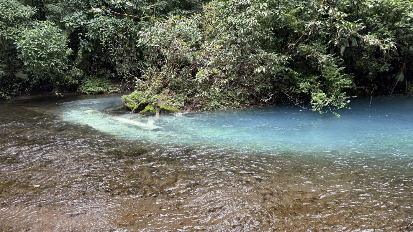 Águas azul-leite do Río Celeste