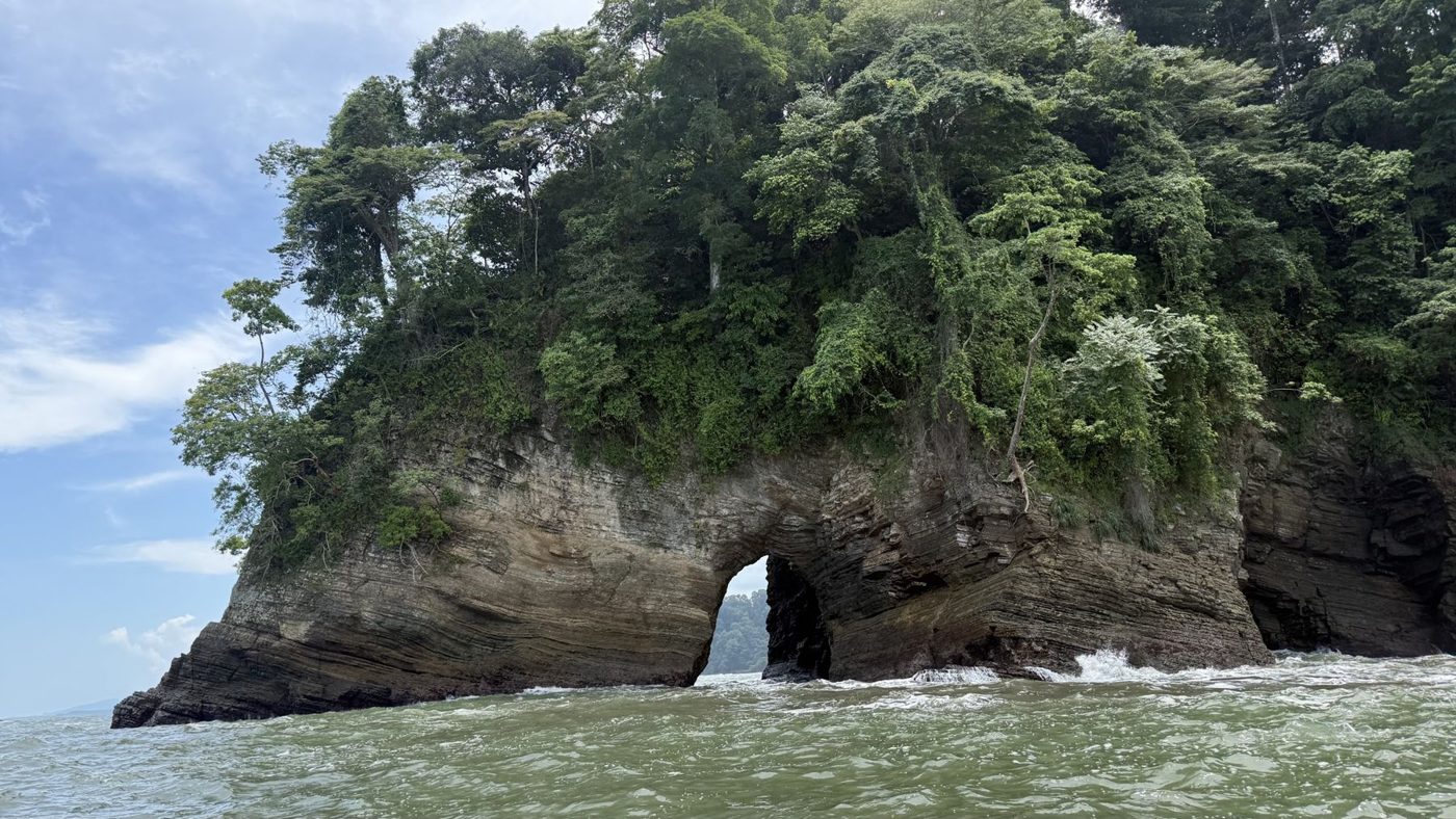 Ilhota com arco de pedra, litoral do Pacífico