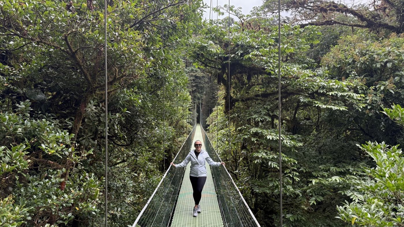Caminhada na ponte suspensa, de costas, na Costa Rica