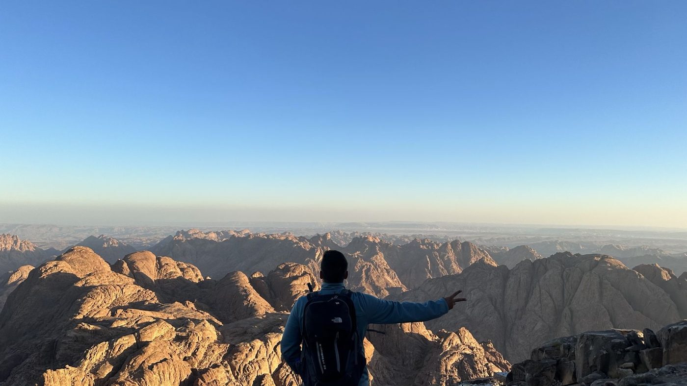 Nascer do sol no Monte Sinai, figura de costas