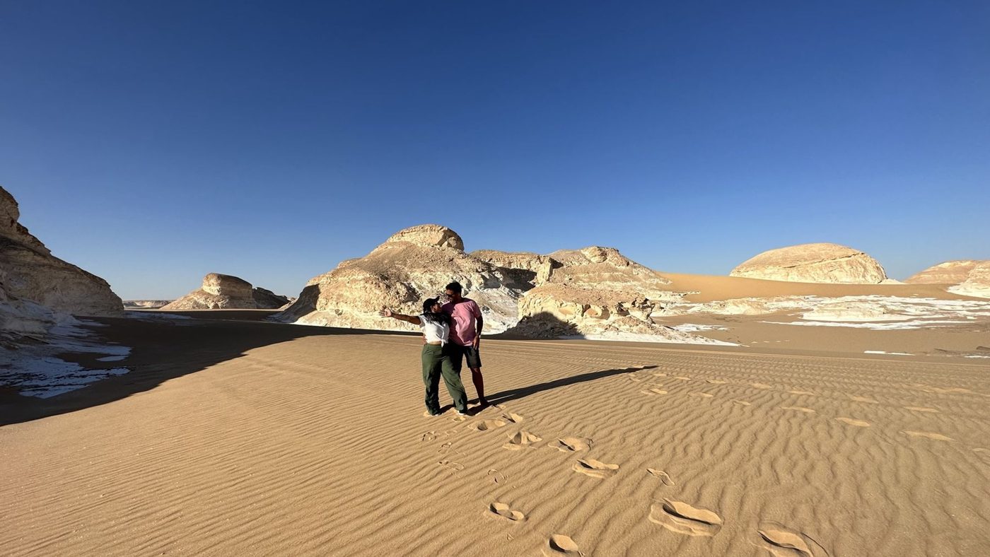 Deserto Branco, casal pequeno entre as formações
