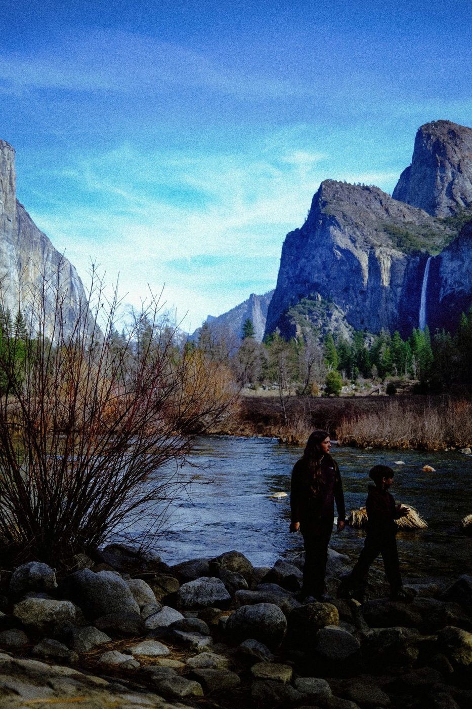 Família à distância no Rio Merced, Yosemite