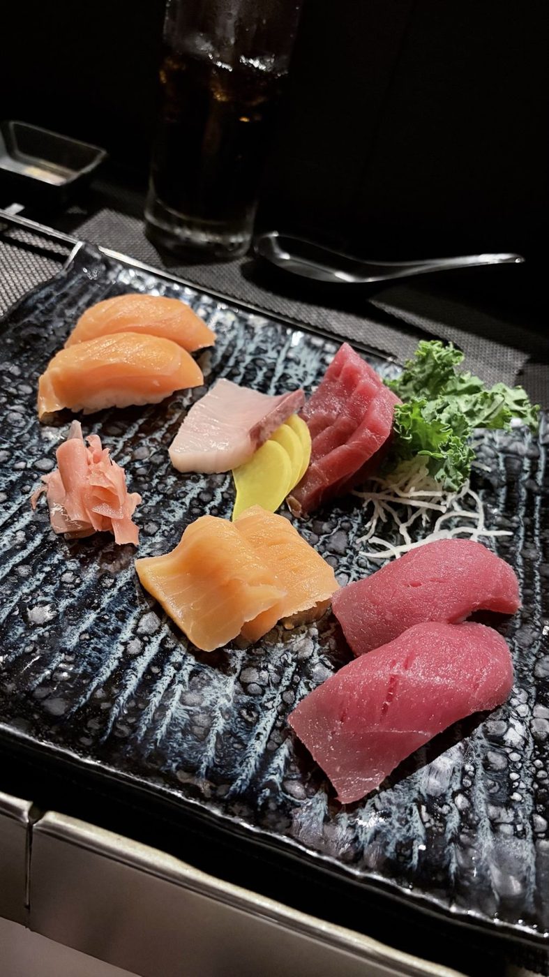 Sashimi no restaurante de bordo