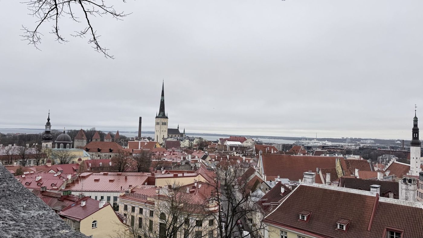 Telhados da Cidade Velha de Tallinn vistos de Toompea