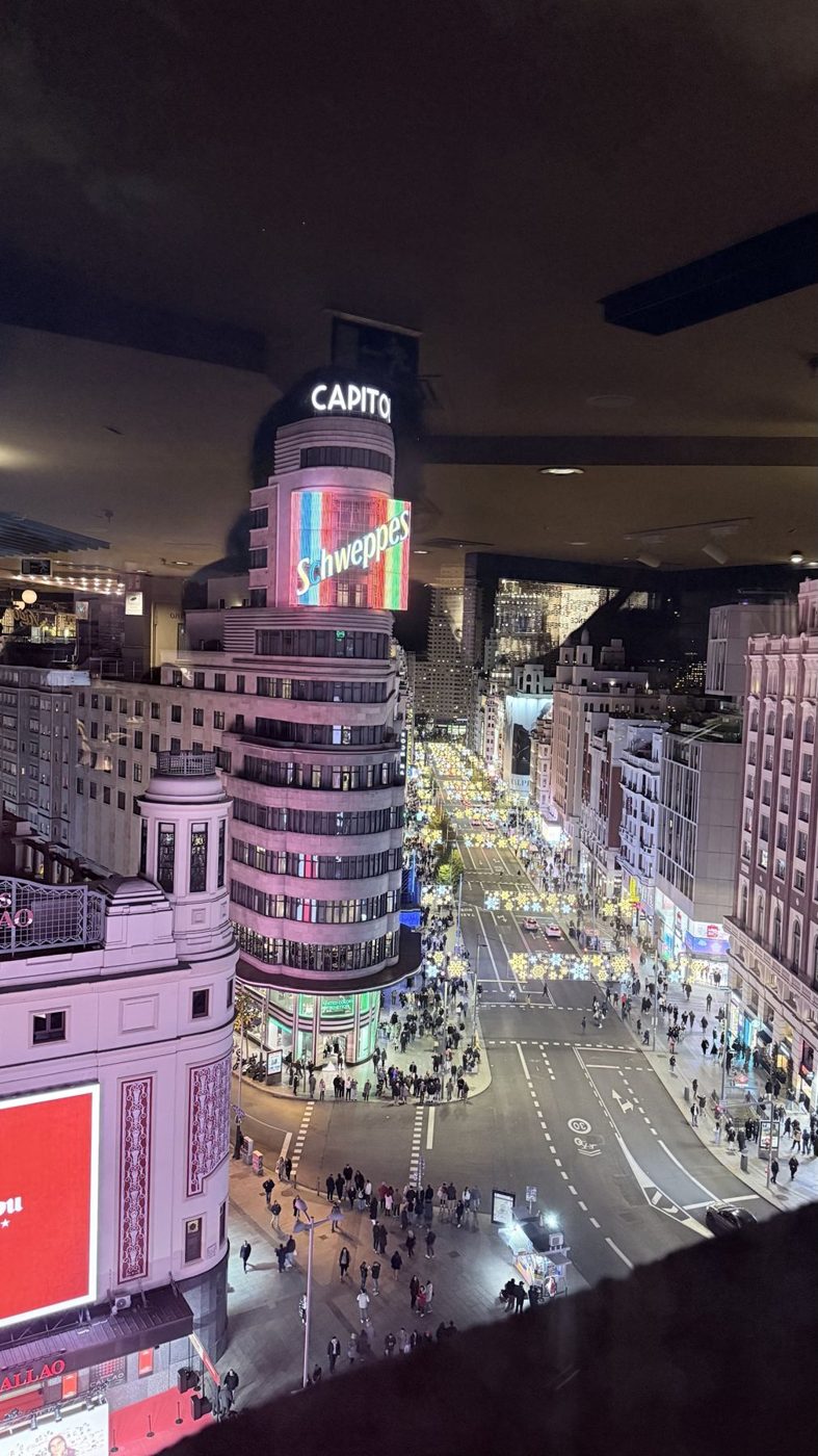Gran Vía e Callao à noite, do alto