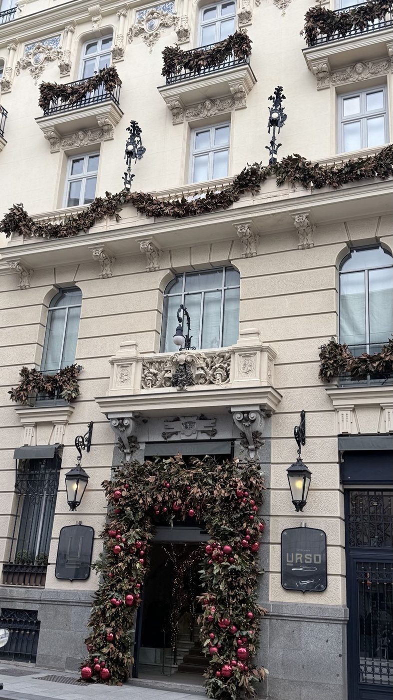 Fachada do Hotel Urso com enfeites de Natal
