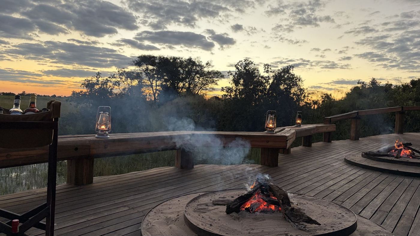 Fogueira no deck do lodge ao anoitecer