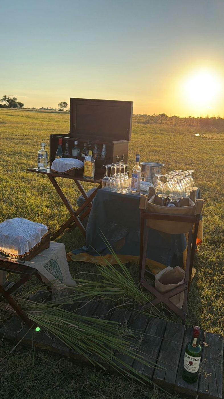 Mesa de sundowner montada na savana