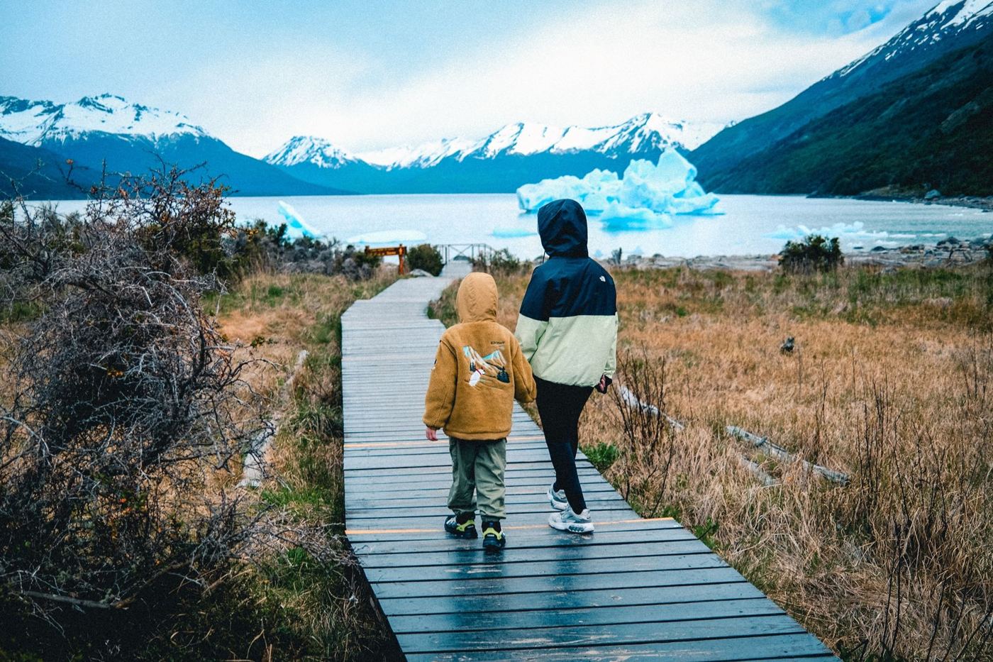 Família de costas nas passarelas diante do glaciar Perito Moreno