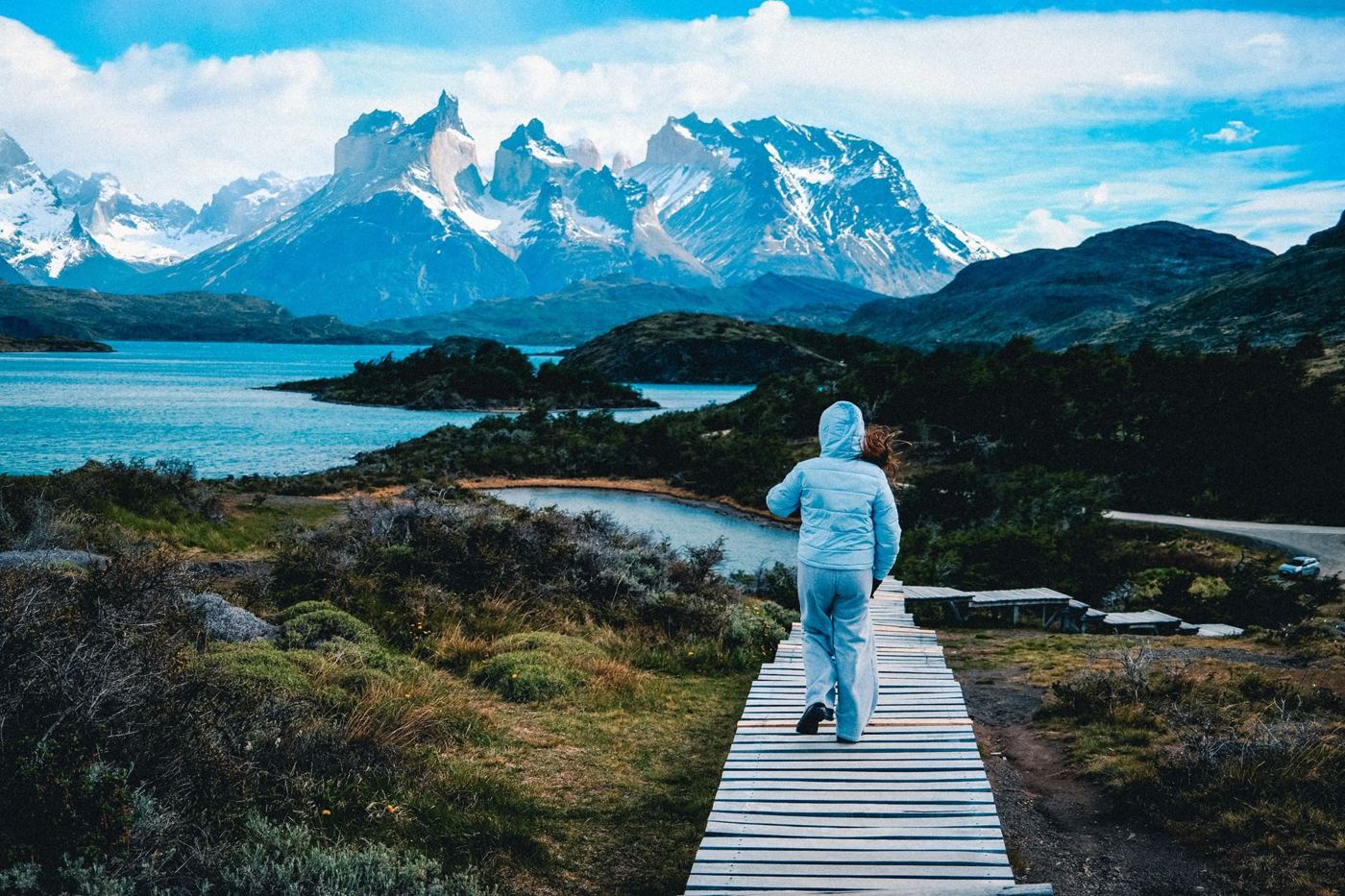 Caminhante na passarela rumo aos Cuernos del Paine