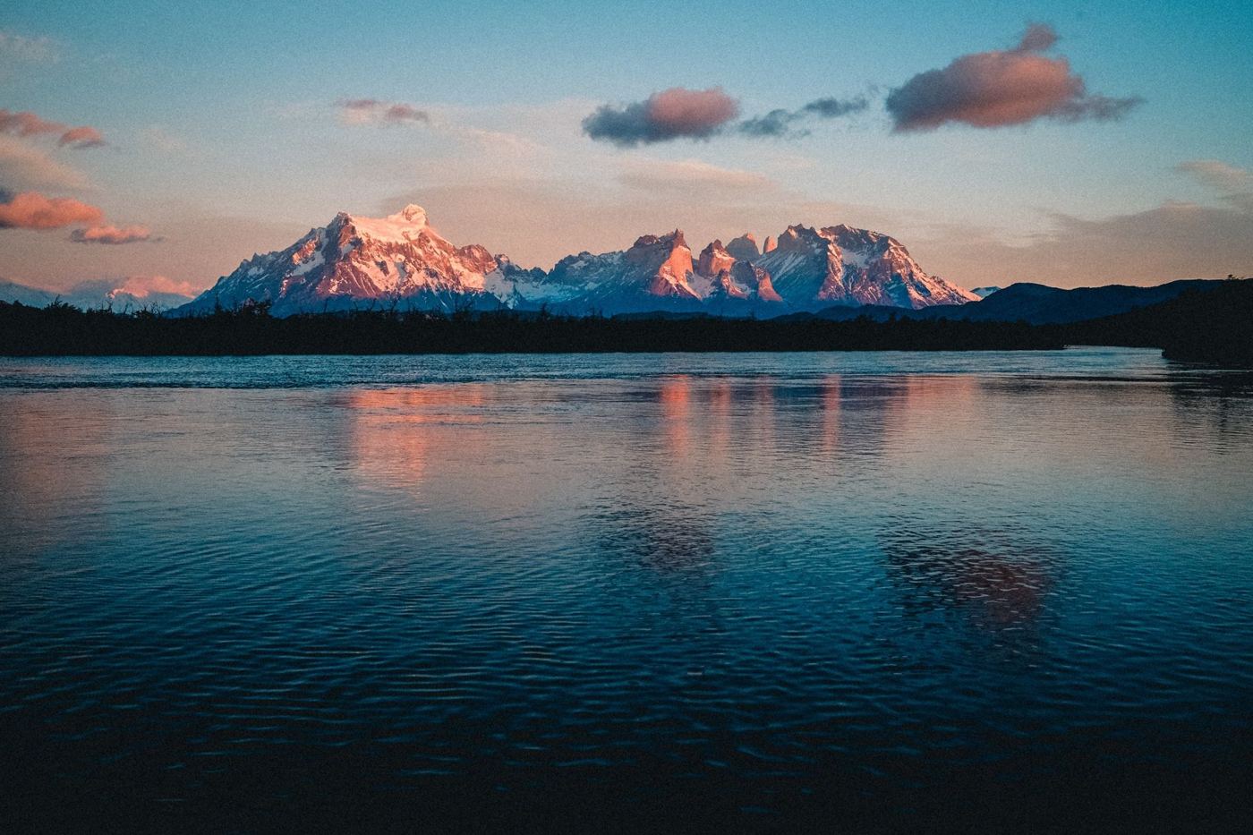 Maciço Paine refletido no Rio Serrano ao entardecer