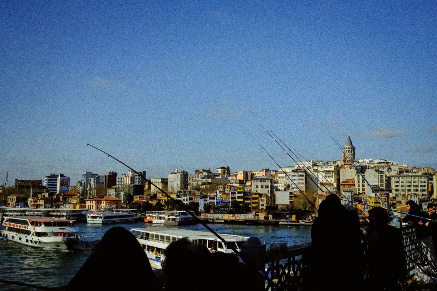 Ponte de Gálata ao fim da tarde, com pescadores e a Torre de Gálata
