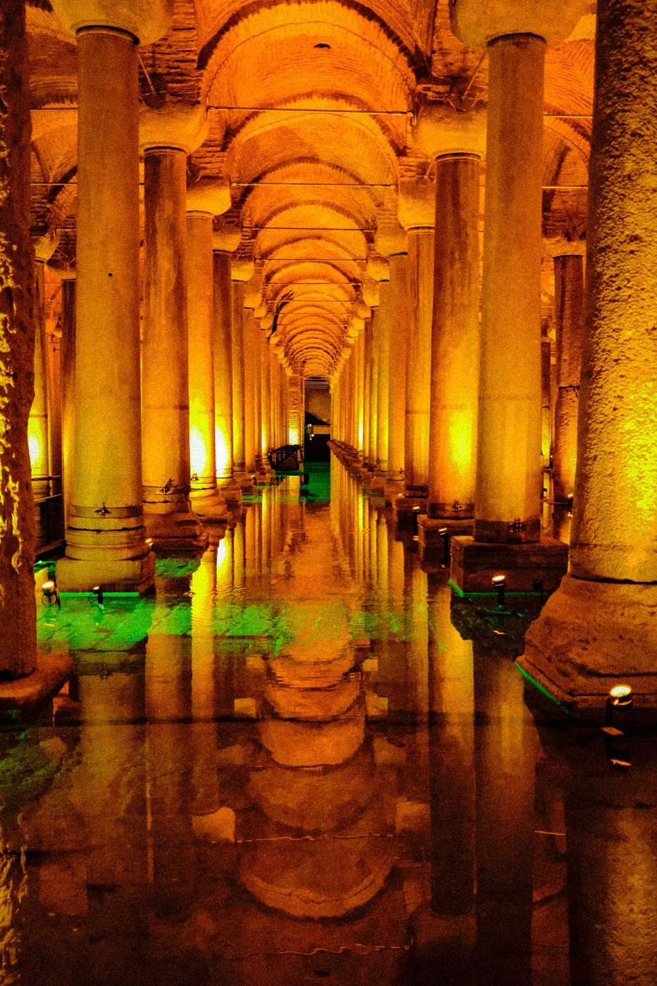 Colunas da Cisterna da Basílica refletidas na água