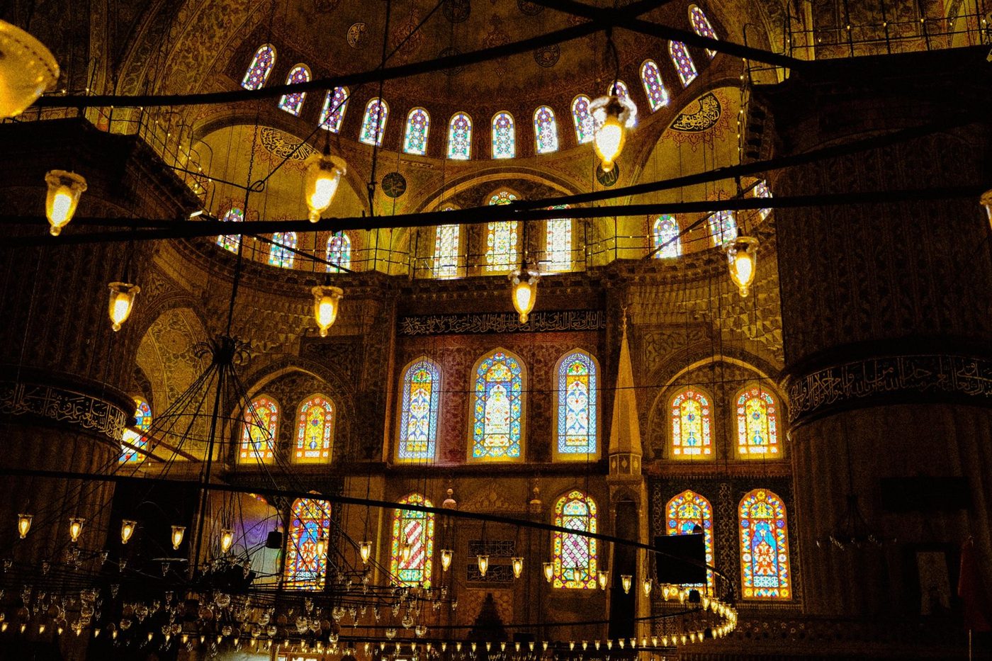 Interior da Mesquita Azul com lustres acesos