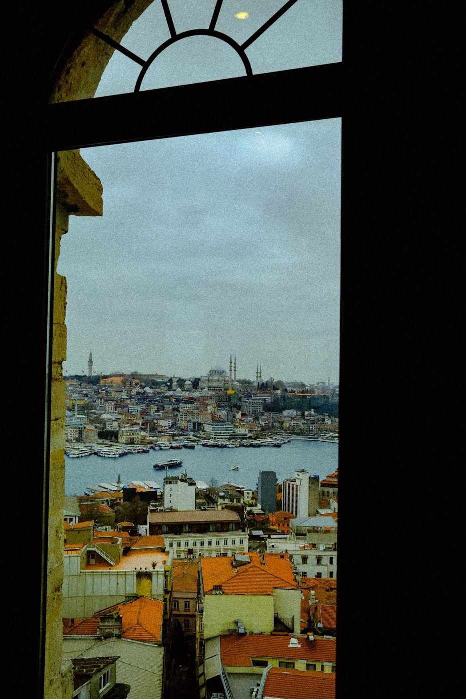 Bósforo e telhados de Istambul vistos da Torre de Gálata