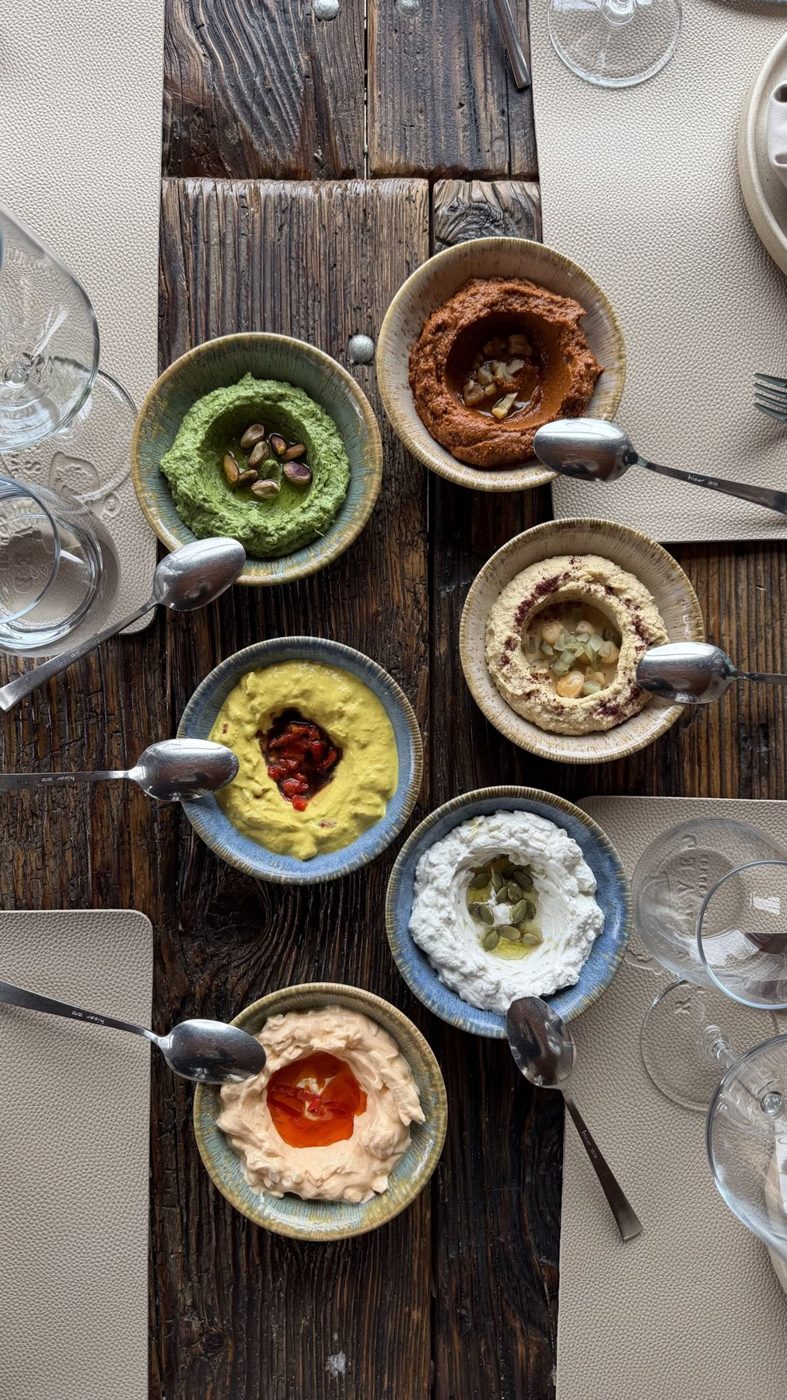 Mezze sobre a mesa de madeira
