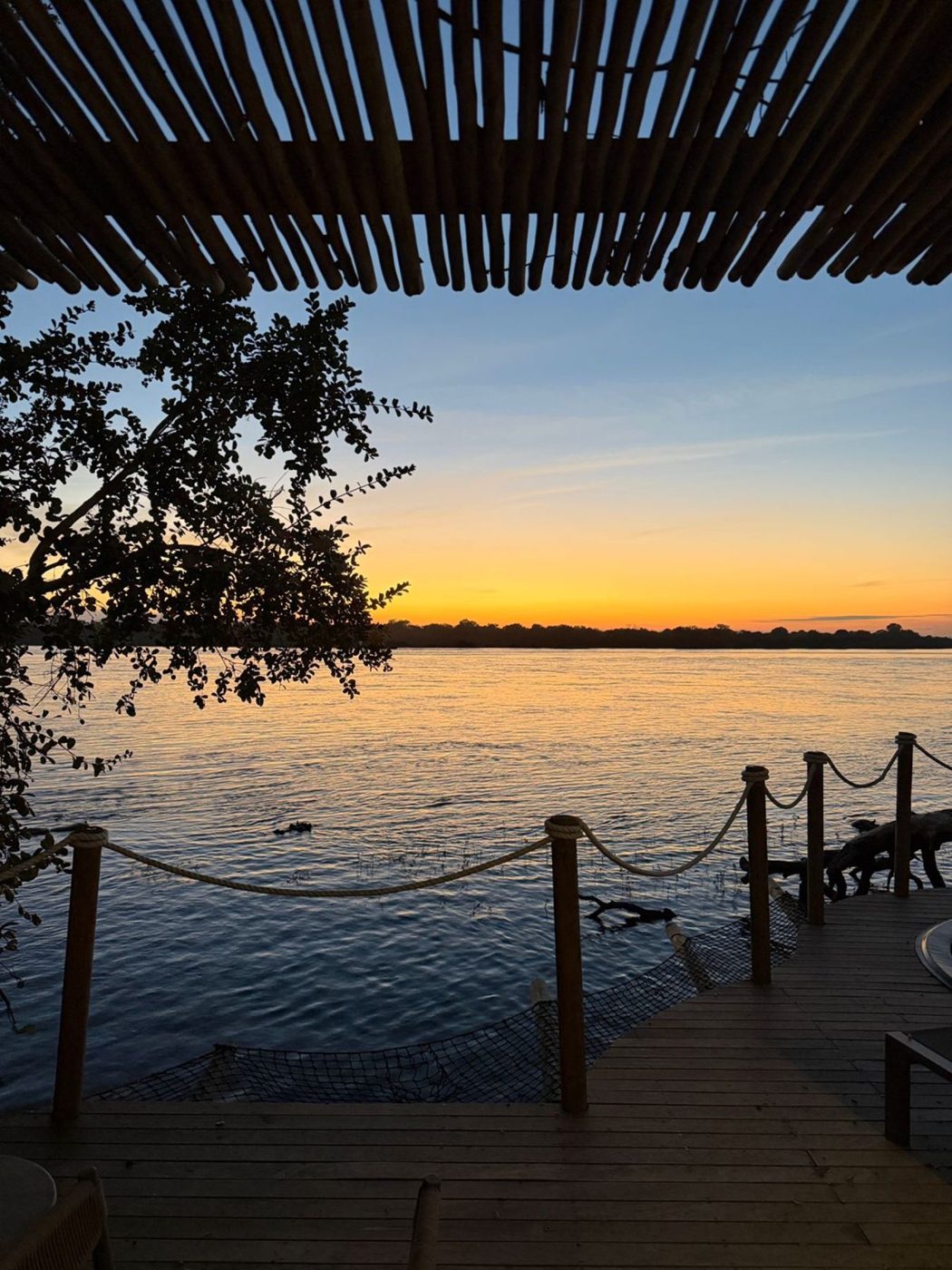 Deck do lodge sobre o rio ao entardecer